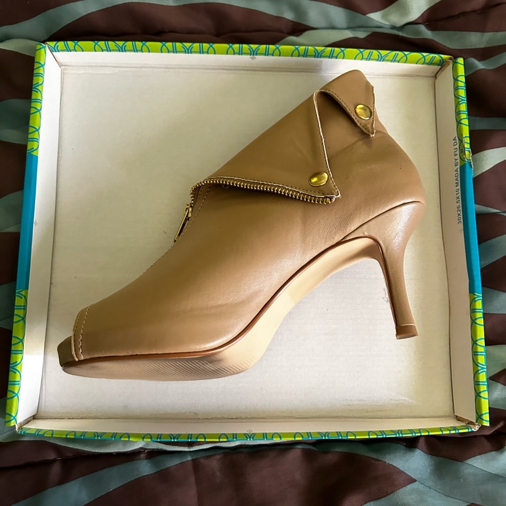 Hot in Hollywood zippered booties size 9